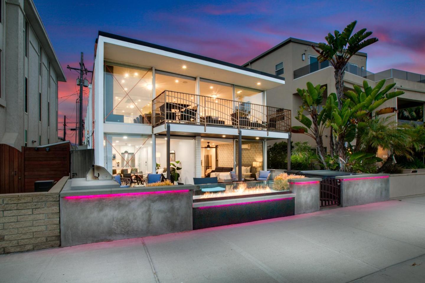 Boardwalk Shared Hot Tub And Patio Apartment *