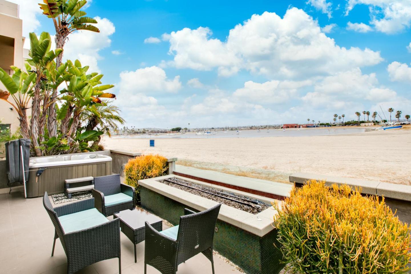 Boardwalk Shared Hot Tub And Patio