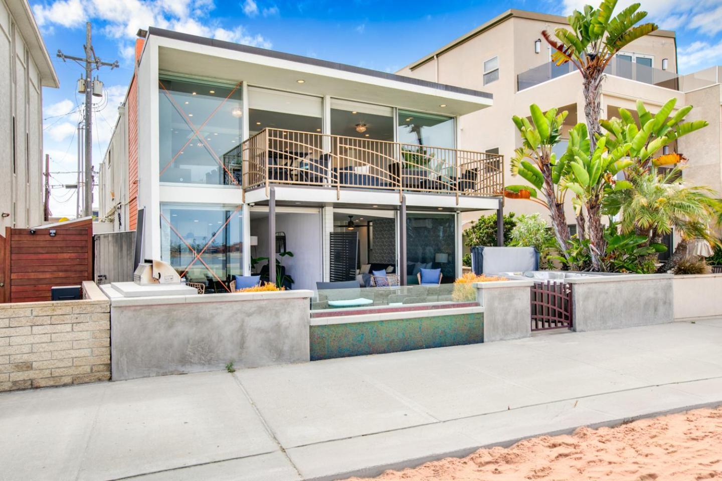 Boardwalk Shared Hot Tub And Patio San Diego
