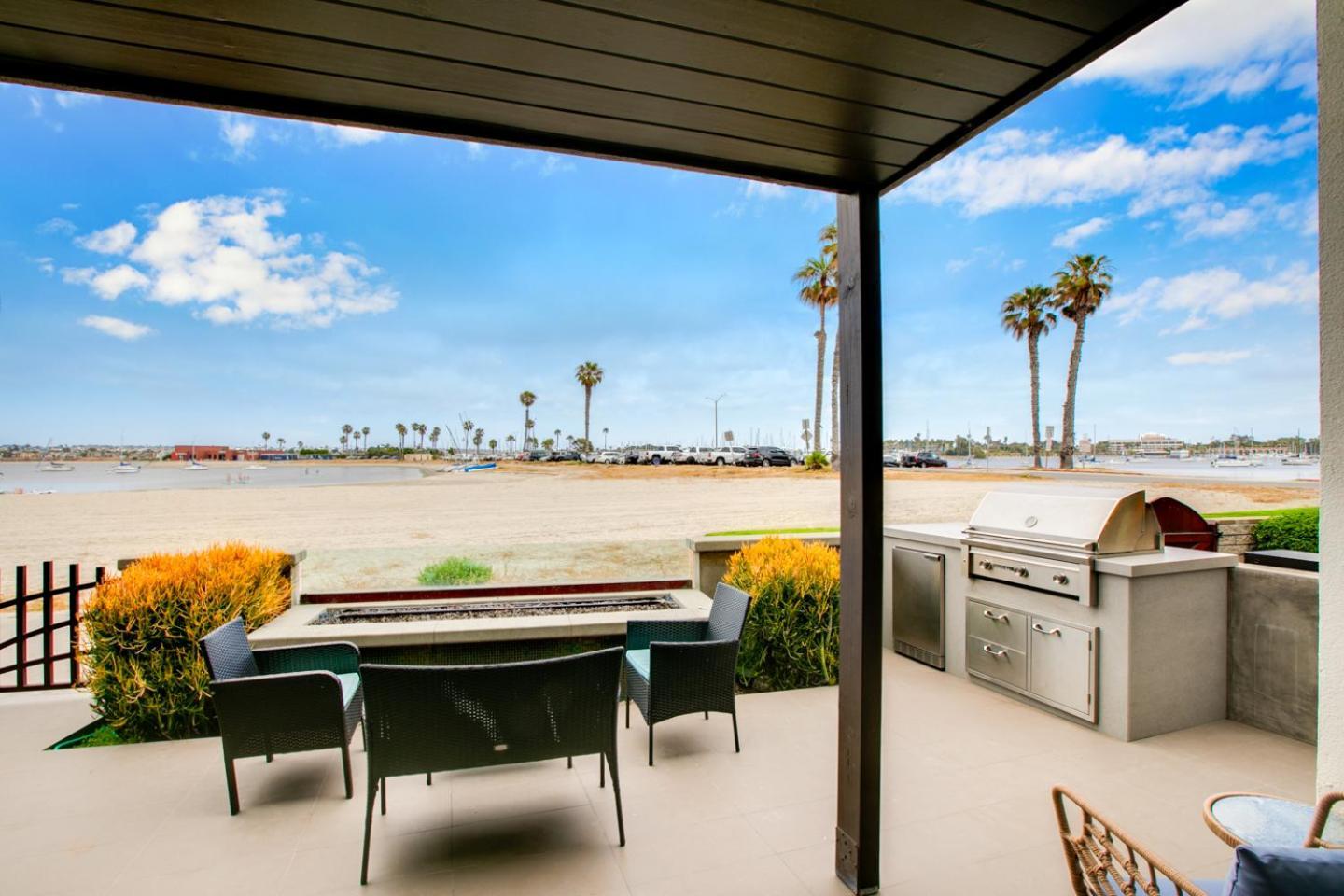 Boardwalk Shared Hot Tub And Patio San Diego