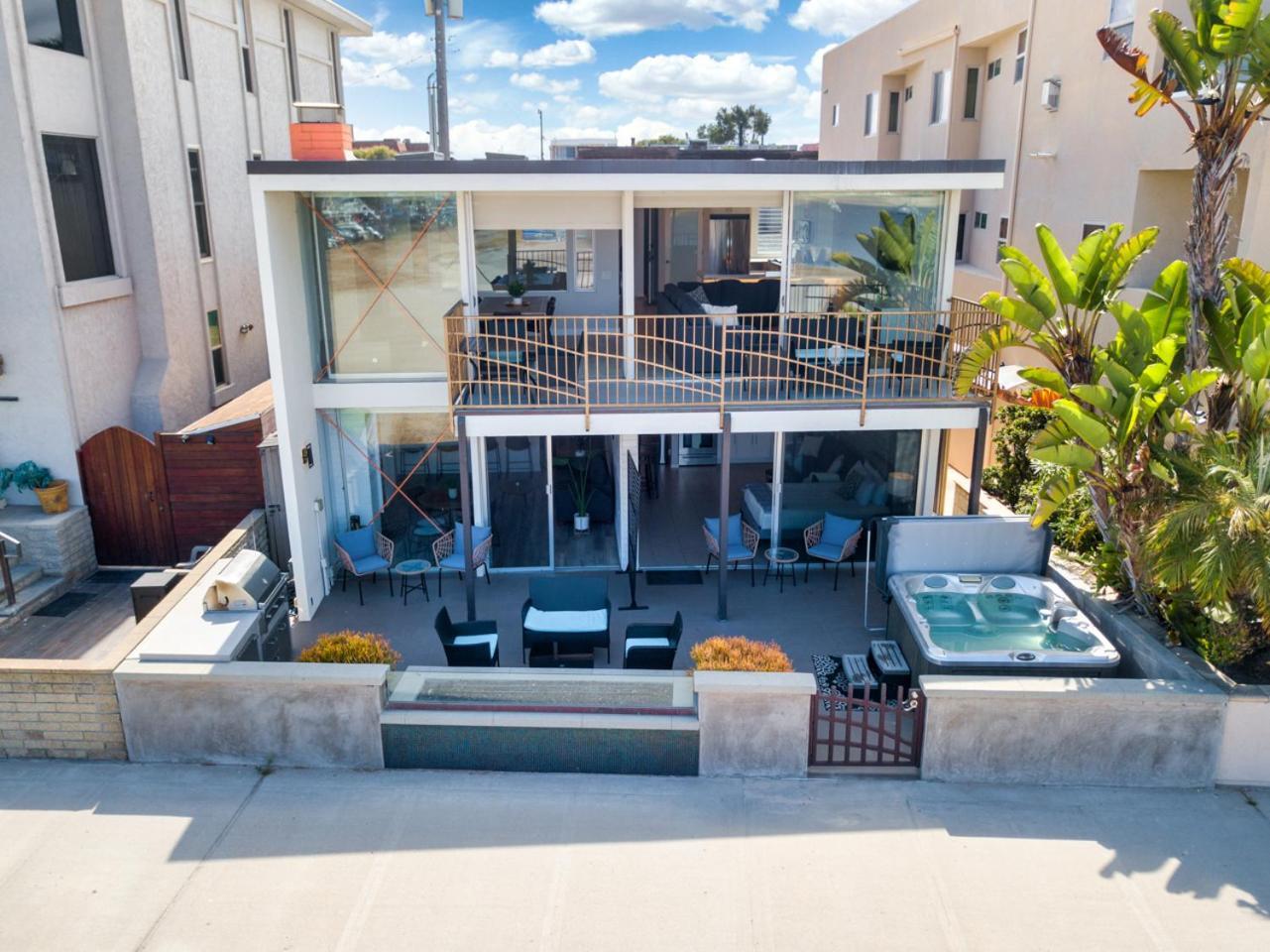 Boardwalk Shared Hot Tub And Patio Apartment