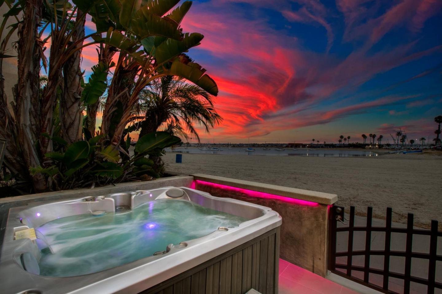 Boardwalk Shared Hot Tub And Patio Apartment *