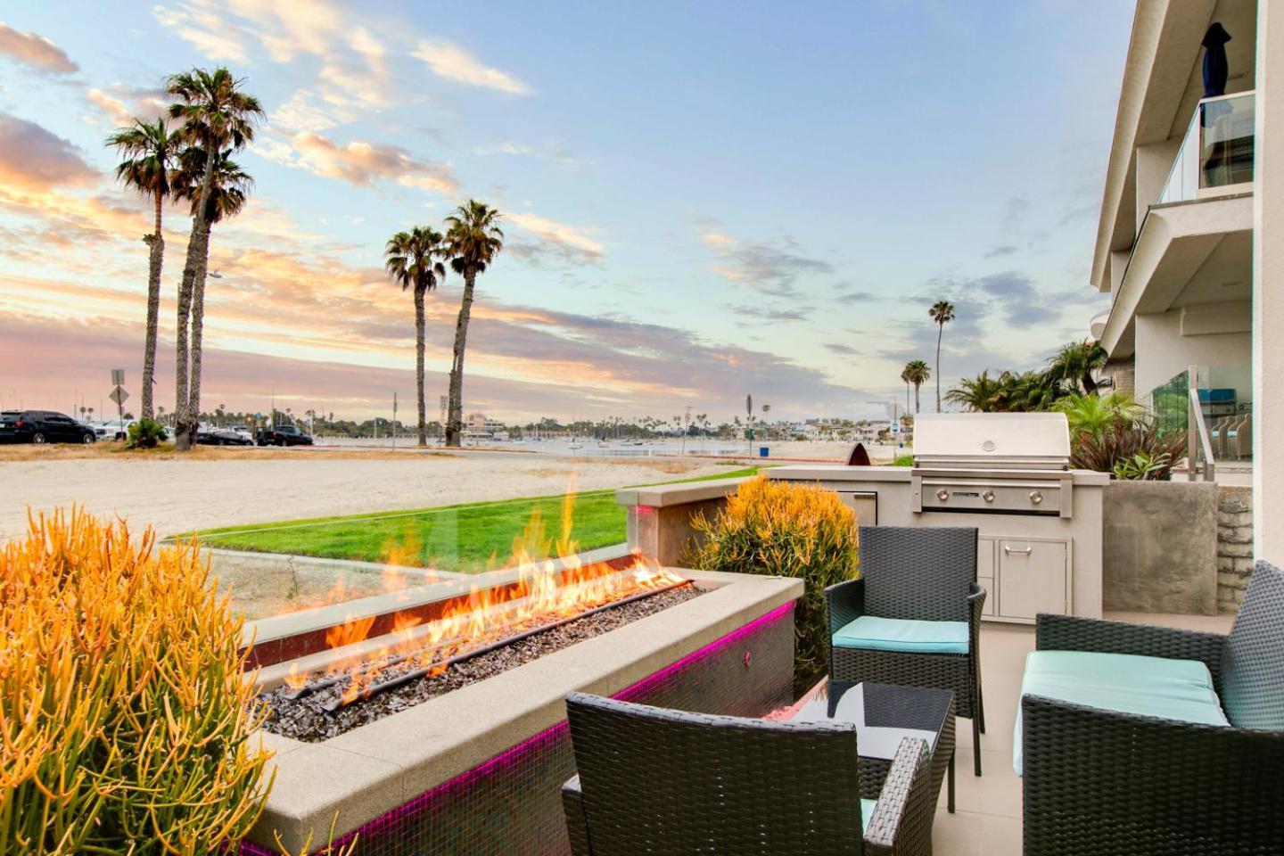 Boardwalk Shared Hot Tub And Patio San Diego